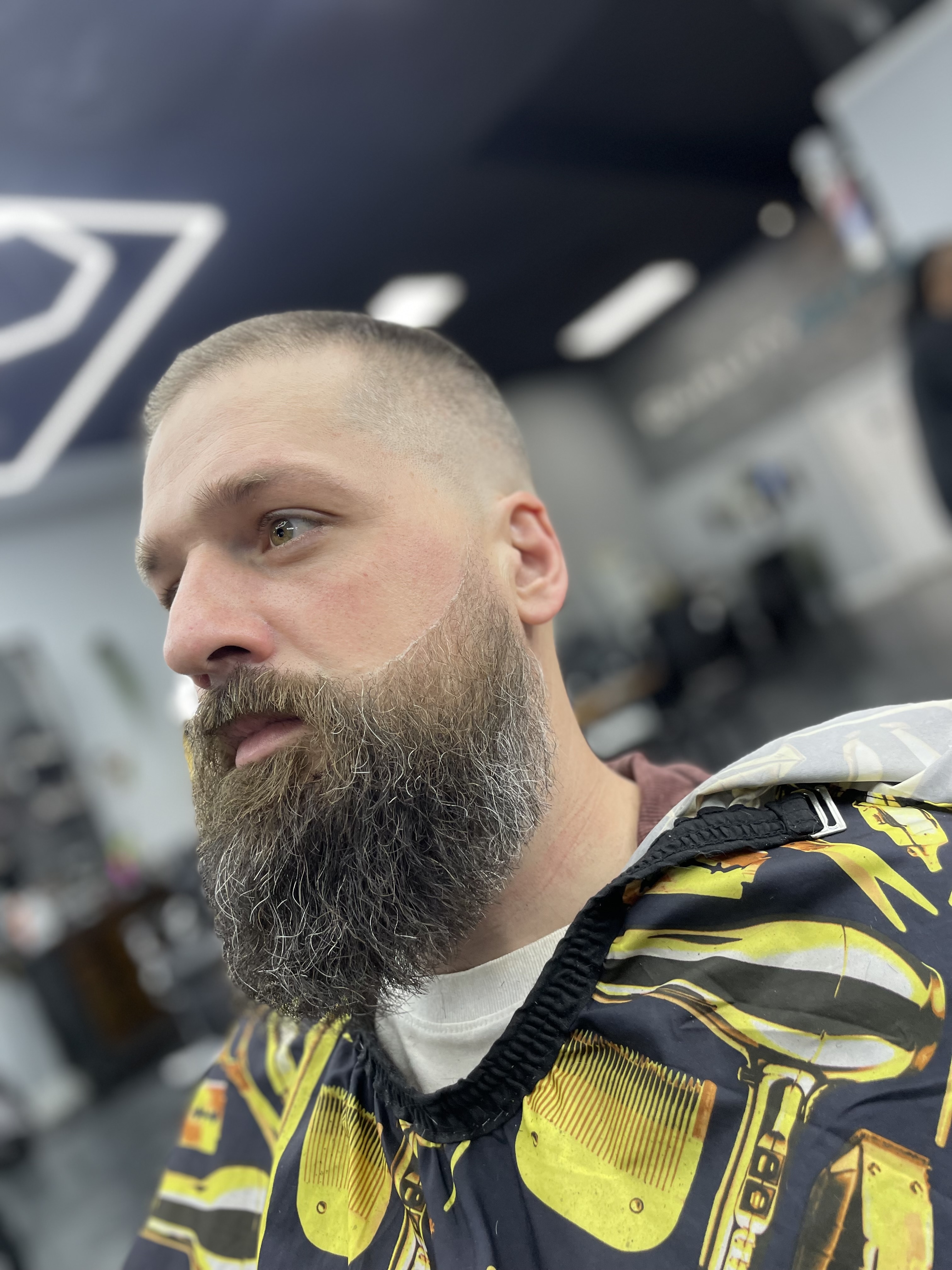 Beard shape with razor-sharp cheek line